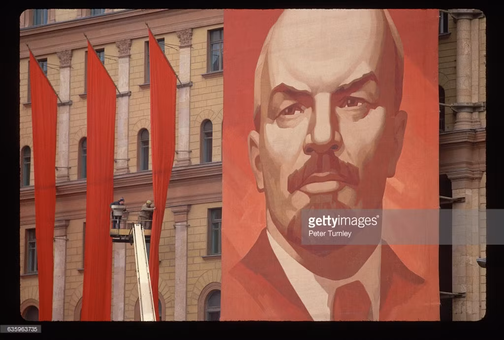 Những người công nhân trang hoàng cho một tòa nhà bên Quảng trường Đỏ, Moscow 1987.