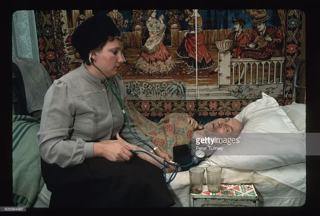 Nhân viên Hội Chữ thập đỏ chăm sóc sức khỏe cho người cao tuổi ở Tula, 1990.