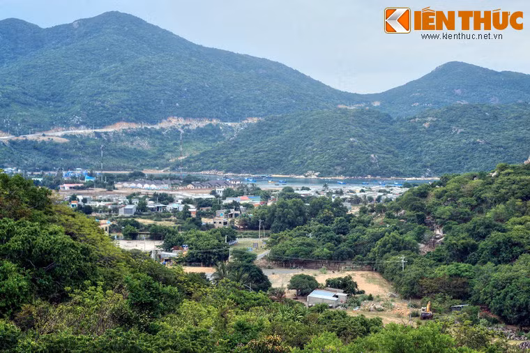 Để đến với bờ vịnh này, du khách phải vượt qua những chặng đường núi quanh co hiểm trở.