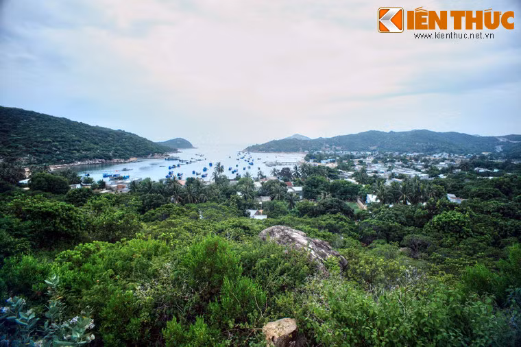 Nằm ở xã Vĩnh Hải, huyện Ninh Hải, tỉnh Ninh Thuận, vịnh Vĩnh Hy là một địa danh du lịch bắt đầu nổi tiếng trong những năm gần đây.