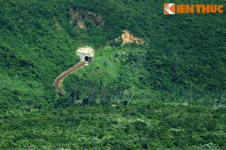 Trong nhiều thế kỷ, đường Cái Quan (nay là Quốc lộ 1 A) băng qua đèo Hải Vân rất ít người dám qua lại, bởi đường hiểm, thú dữ và kẻ cướp... Dưới thời Pháp thuộc, người Pháp đã cho xây dựng tuyến đường sắt quanh co qua con đèo này và cải tạo đường xá nên đèo Hải Vân có nhiều người qua hơn.