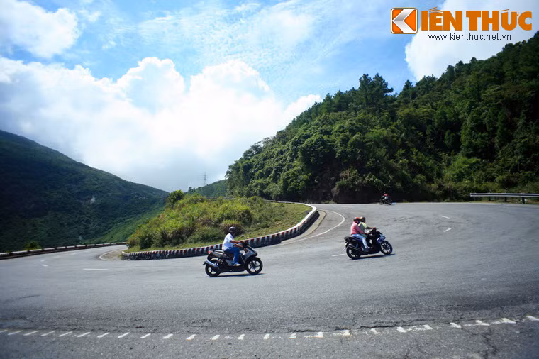 Xe từ Lăng Cô hay Liên Chiểu phải đợi tụ thành một đoàn rồi bắt đầu trèo đèo cùng một lượt. Đến đỉnh đèo thì đoàn xe dừng lại ở trạm kiểm soát và rồi xuống đèo cùng một lượt cho đến qua khỏi trạm kiểm soát ở chân đèo. Như vậy suốt đoạn đường đèo chỉ co một chiều xe chạy.