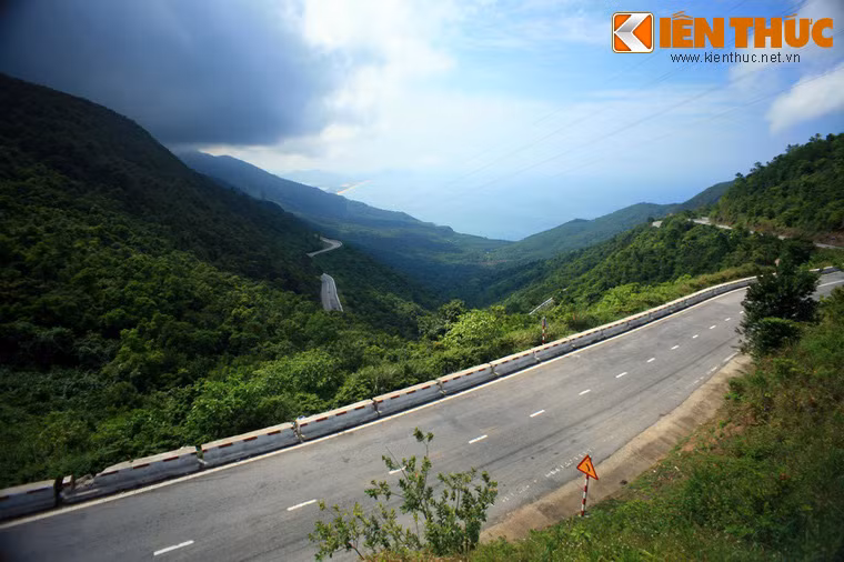 Dưới thời chính quyền Sài Gòn vì nguy cơ tai nạn giao thông trên con đường hẹp nên việc qua lại trên đèo được điều hành bằng cách đặt 3 trạm kiểm soát: 1 ở Lăng Cô, 1 ở đỉnh đèo, và 1 ở Liên Chiểu, hạn chế xe phải đi thành đoàn cùng lên đèo hoặc cùng xuống đèo để giảm tai nạn xe đâm nhau ngược đường.