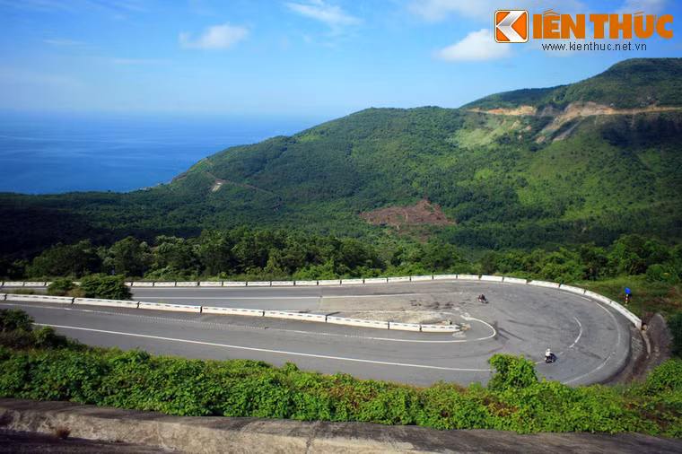 Năm 2005, hầm đường bộ xuyên đèo Hải Vân cũng đã được đưa vào sử dụng, tạo thuận lợi cho việc đi lại nên trở ngại giao thông hầu như không còn nữa.