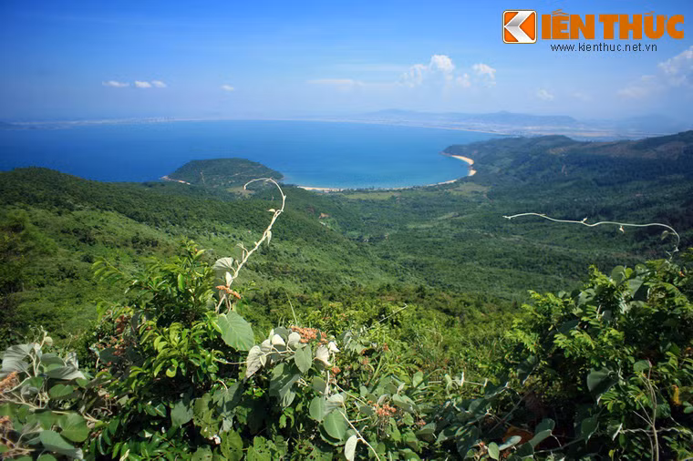 Do vẻ đẹp trời phú cùng vị trí chiến lược quan trọng, đèo Hải Vân và cửa ải trên đỉnh đèo đã được triều đình nhà Nguyễn cho khắc hình vào Dụ Đỉnh, tức đỉnh thứ 8 của Cửu Đỉnh trong sân Thế miếu.