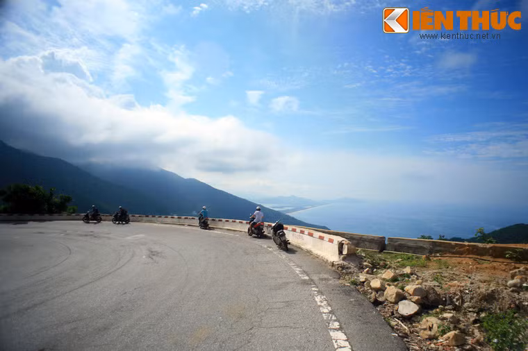 Mặc dù ngày nay đã có hầm đường bộ xuyên đèo Hải Vân, và địa hình của đường đèo vẫn còn một số hiểm trở, song nhiều du khách vẫn thích đi trên con đường này để thưởng ngoạn.