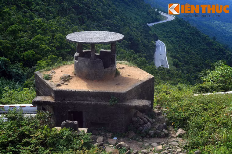 Gần Hải Vân Quan hiện vẫn còn một vài lô cốt (tàn tích của Đồn Nhất) do quân đội Pháp xây dựng vào năm 1826 để bảo vệ ngọn đèo chiến lược này. Thời chính quyề Sài Gòn, các đồn bốt ấy được chuyển sang tay quân đội Mỹ.