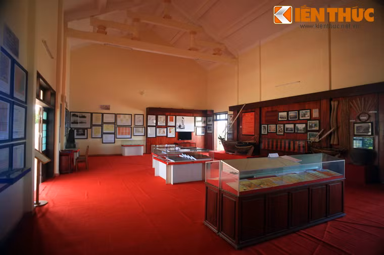 Bảo tàng là nơi trưng bày hơn 100 tư liệu, hiện vật về Đội hùng binh Hoàng Sa kiêm quản Bắc Hải, những lực lượng thực thi chủ quyền biển đảo Việt Nam trong suốt nhiều thế kỷ. Sau đây là một số hiện vật tiêu biểu được trưng bày tại đây,