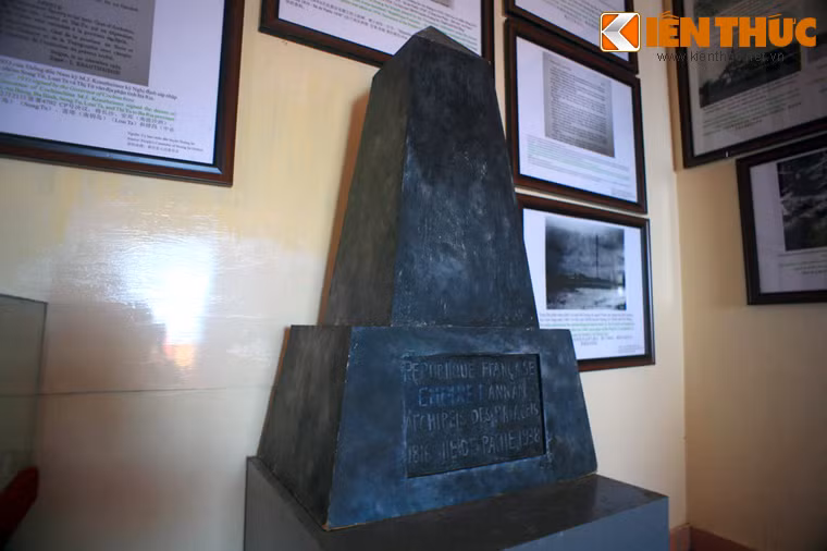 Mô hình cột mốc chủ quyền đặt tại quần đảo Hoàng Sa thời Pháp thuộc.