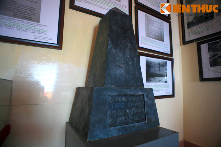 Mô hình cột mốc chủ quyền đặt tại quần đảo Hoàng Sa thời Pháp thuộc.