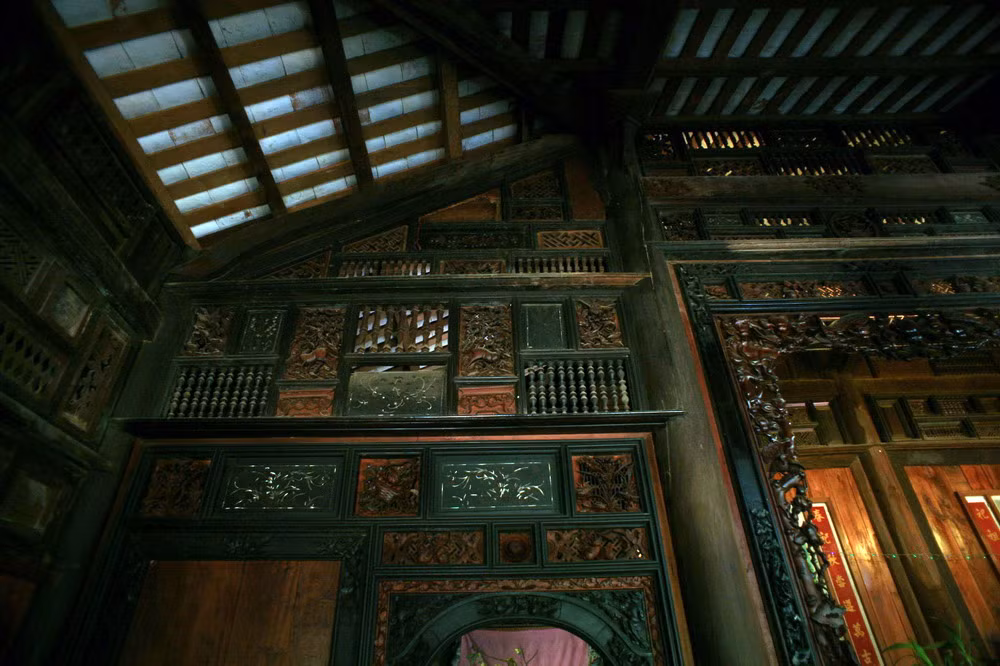 Nhưng do được làm theo đơn đặt hàng của gia chủ trong bối cảnh Nam Bộ thời thuộc Pháp nên có nhiều nét tiểu dị trong đề tài trang trí, tạo được sự phong phú và đa dạng.