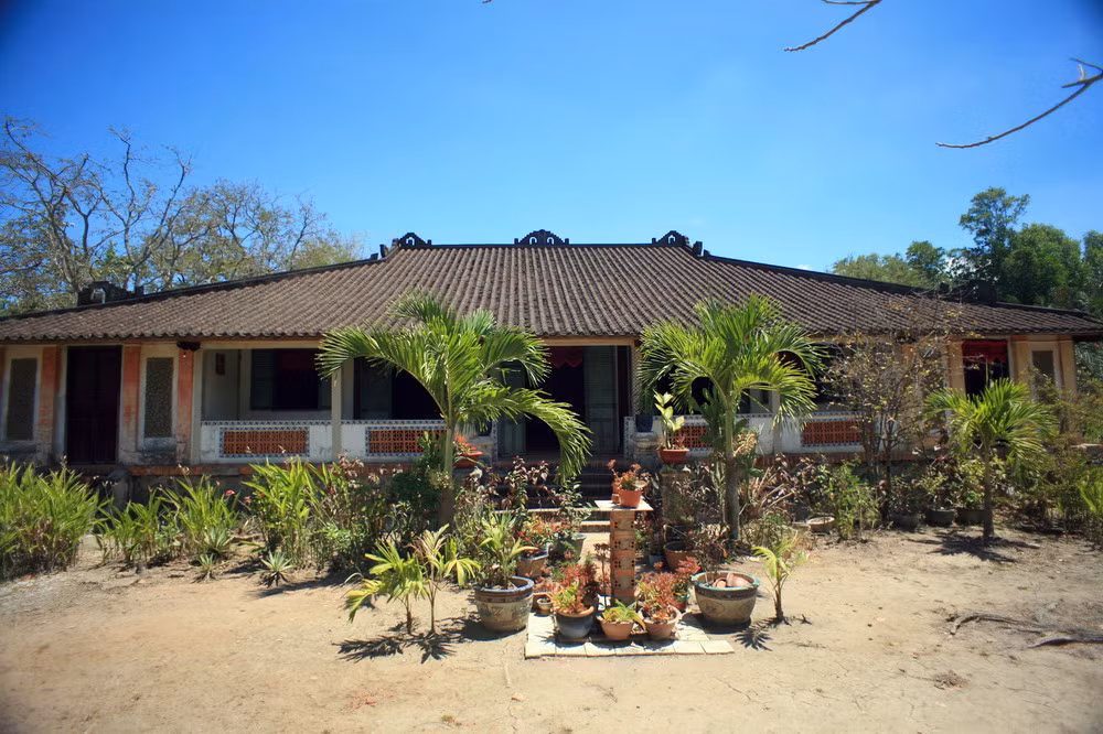 Tọa lạc tại ấp Cầu Ngang, xã Long Hựu Đông, huyện Cần Đước tỉnh Long An, nhà cổ trăm cột là một trong những ngôi nhà cổ nổi tiếng nhất Nam Bộ nói riêng và Việt Nam nói chung.