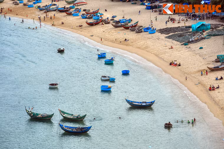 Nét hấp dẫn của vịnh Xuân Đài là những bãi cát trắng, mịn, sóng êm, rất lý tưởng cho du lịch nghỉ dưỡng, tắm biển.