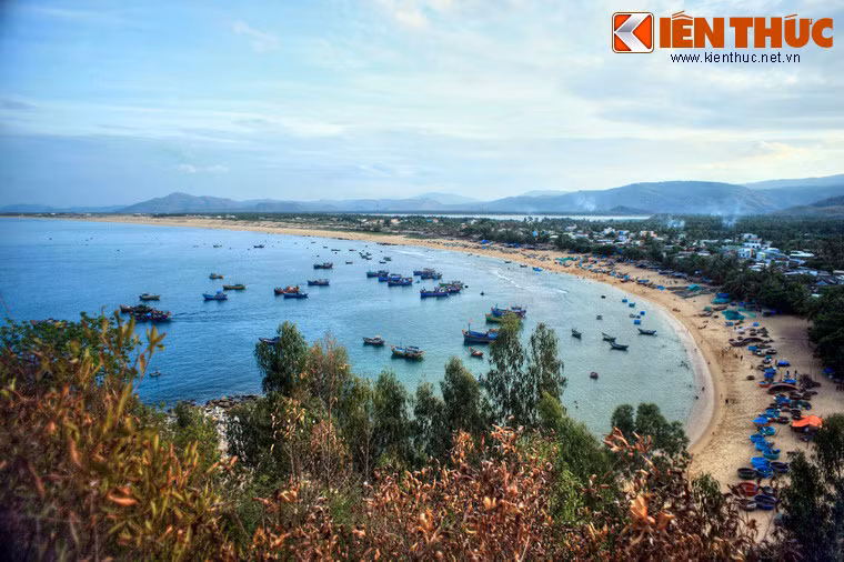 Nổi bật nhất ở đây là bãi Dài với doi cát hình cánh cung chạy dài hơn 5 km, được bao phủ bởi rừng dương quanh năm rì rào cùng gió biển.