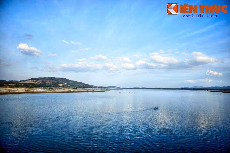 Ngày nay, Xuân Đài là một trong những vịnh được các chuyên gia đánh giá là có tiềm năng du lịch lớn nhất nhì miền Trung với cảnh sắc hữu tình, có nhiều đảo, bãi tắm rất đẹp và hoang sơ. Nơi đây đang được quy hoạch để phát triển các loại hình du lịch nghỉ dưỡng,du lịch thể thao nước, du lịch sinh thái biển.