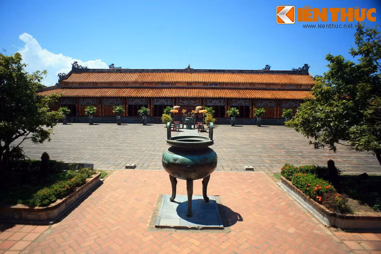 Cao đỉnh ứng với án và khám thờ vua Nguyễn Thế Tổ (vua Gia Long), được đặt ở chính giữa trong số Cửu Đỉnh và là đỉnh duy nhất được nhích về phía trước 3 mét với hàm ý tôn vinh vị vua sáng lập triều đại.