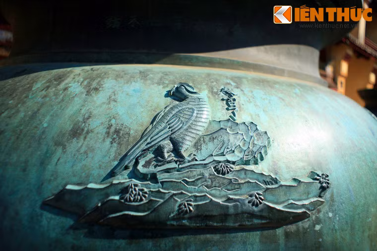 Quá trình chế tạo Cửu Đỉnh gồm nhiều khâu, cơ bản là các công đoạn kỹ thuật như làm khuôn, nấu đồng và đúc đỉnh. Sau khi đúc các nghệ nhân mới hoàn thiện các mảng chạm khắc.