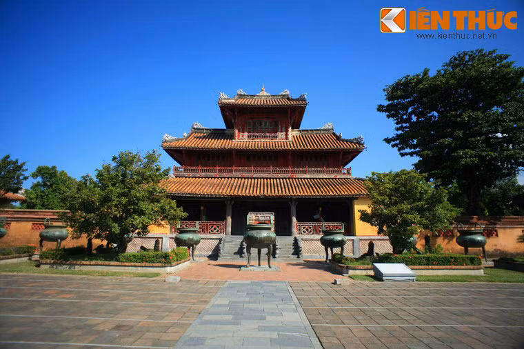 Đặt ở trước sân Thế miếu trong Hoàng thành Huế, Cửu Đỉnh của nhà Nguyễn là những hiện vật đặc biệt của triều đại phong kiến cuối cùng trong lịch sử Việt Nam.