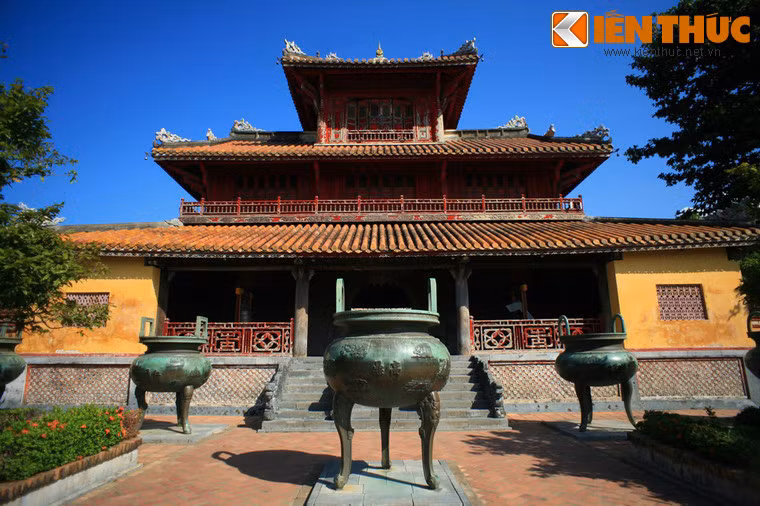 Cửu Đỉnh được vua Minh Mạng ra lệnh đúc vào mùa đông năm 1835 và khánh thành vào ngày 1/3/1837, gồm 9 chiếc đỉnh bằng đồng, lấy ý tưởng từ Cửu đỉnh của nhà Hạ ở Trung Quốc.