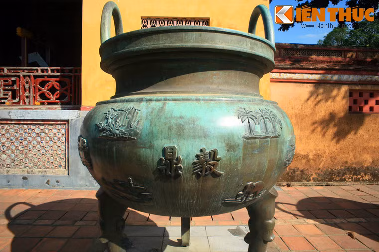 Sau khi Cửu Đỉnh hoàn thành, nhà vua thưởng cho người Đốc biện và binh lính trông coi một tháng tiền lương, thợ và người làm thưởng chung cho 300 quan tiền. Đồng thời, vua cũng sai bộ Lễ sắm sửa lễ vật tạ ơn thần linh giúp đỡ cho việc đúc Cửu Đỉnh được thành công.