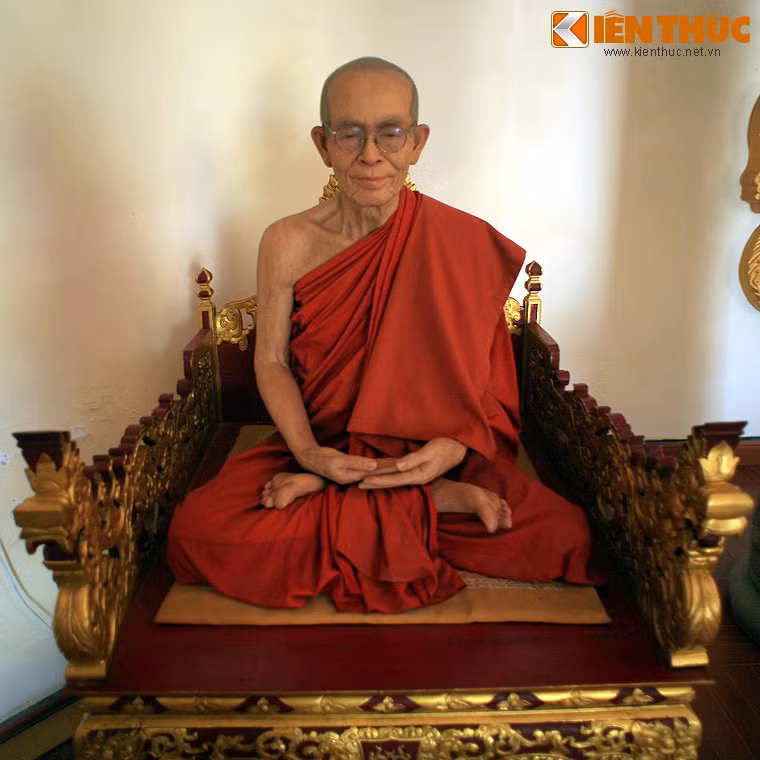 Không ít vị khách chắp tay chào thiền sư một cách kính cẩn, không hề nghĩ rằng mình đang đối diện với một bức tượng thiền sư được tạo tác giống hệt người thật.