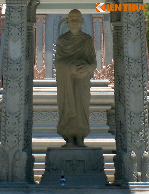 Tượng Hòa thượng Hộ Nhẫn tại khu tháp mộ.