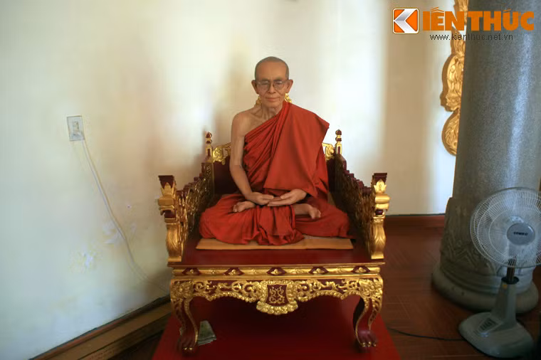 Nhìn về phía bên trái tượng Phật, khách thập phương sẽ nhìn thấy một vị thiền sư đang ngồi thiền, khuôn mặt toát lên vẻ an nhiên tự tại.