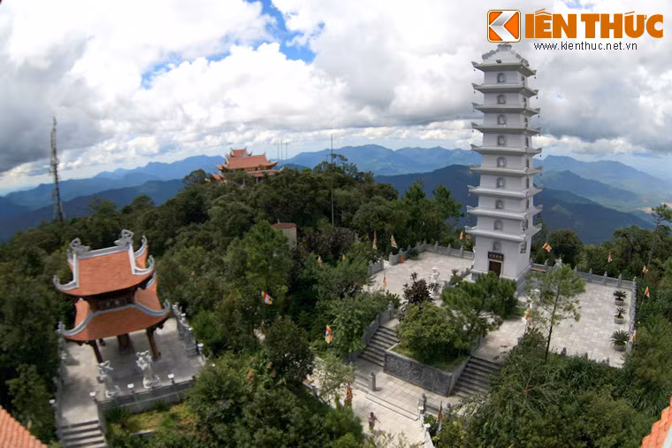 Bên cạnh đền Thánh Mẫu Linh Tử, trên đỉnh Núi Chúa còn có các công trình tâm linh khác như tháp Nghinh Phong, nhà Bia và miếu Bà.