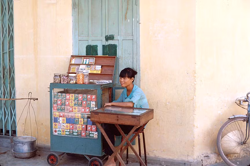 Kiều nữ bán thuốc lá dạo ở Nha Trang.
