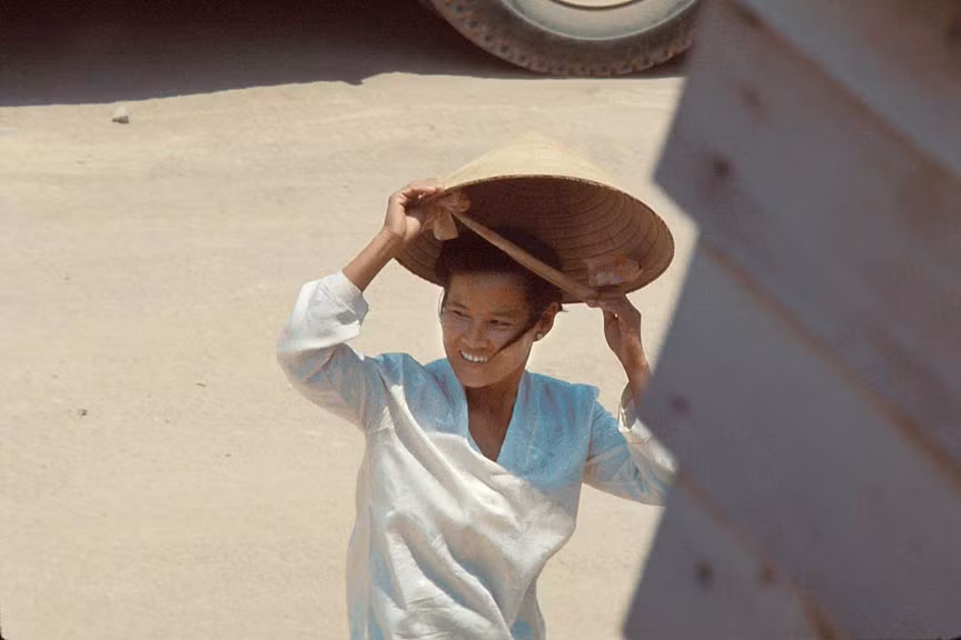 Một nữ nhân công người Việt làm việc trong căn cứ Mỹ.