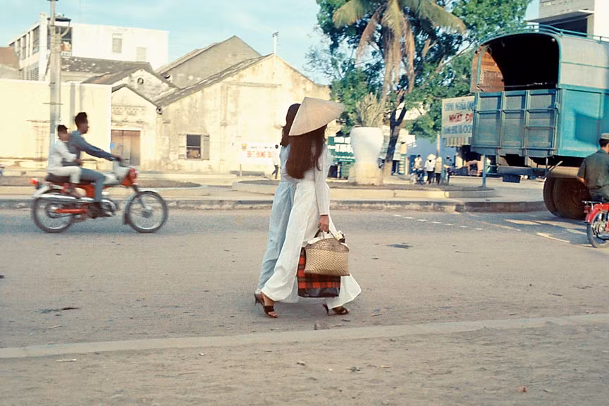 Dường như tà áo dài Việt có sức hút đặc biệt với những lính Mỹ.