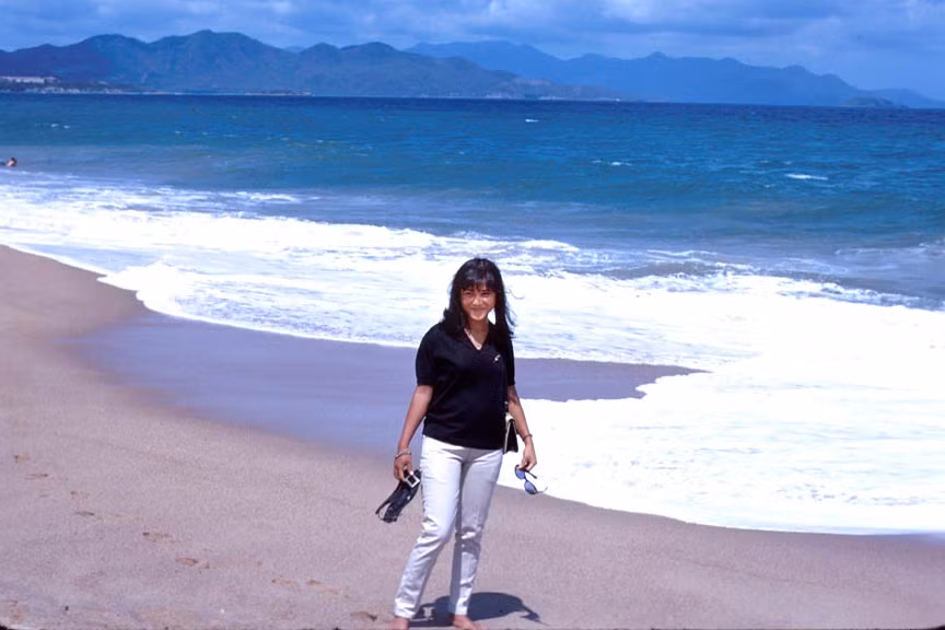 Bạn gái Việt của người chụp ảnh khoe dáng trên bãi biển Nha Trang.