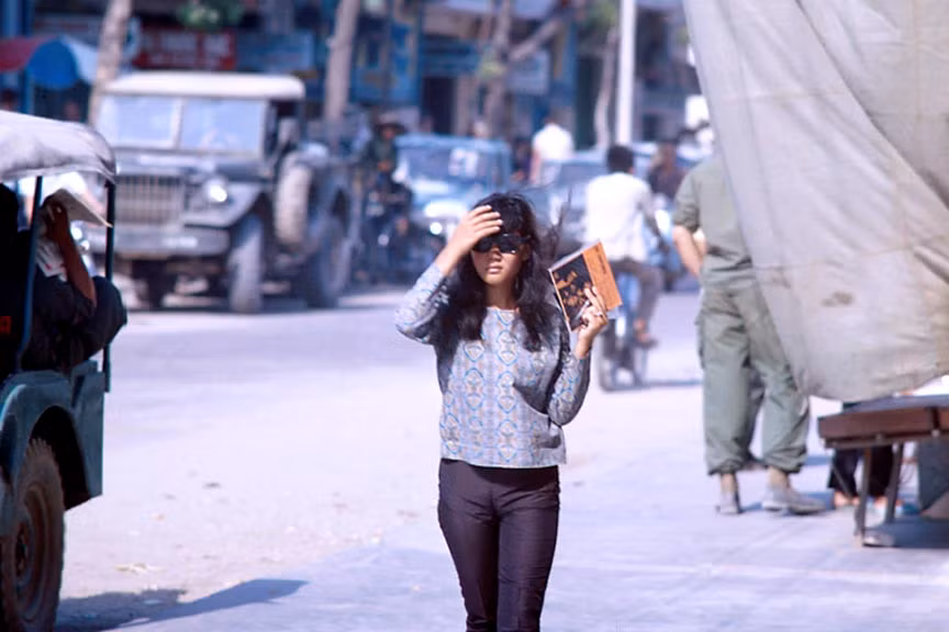 Một cô gái Việt trong trang phục hiện đại.