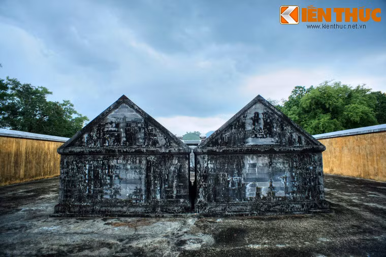 Để nhận ra điều này, chỉ cần bước ra phía sau ngôi mộ song táng của vua Gia Long và Thừa Thiên Cao Hoàng hậu...