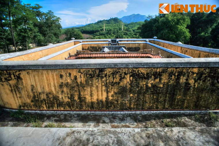 Yếu tố phong thủy đặc biệt này khiến lăng Gia Long trở thành một lăng mộ mang kiến trúc phong thủy độc đáo bậc nhất của Việt Nam.