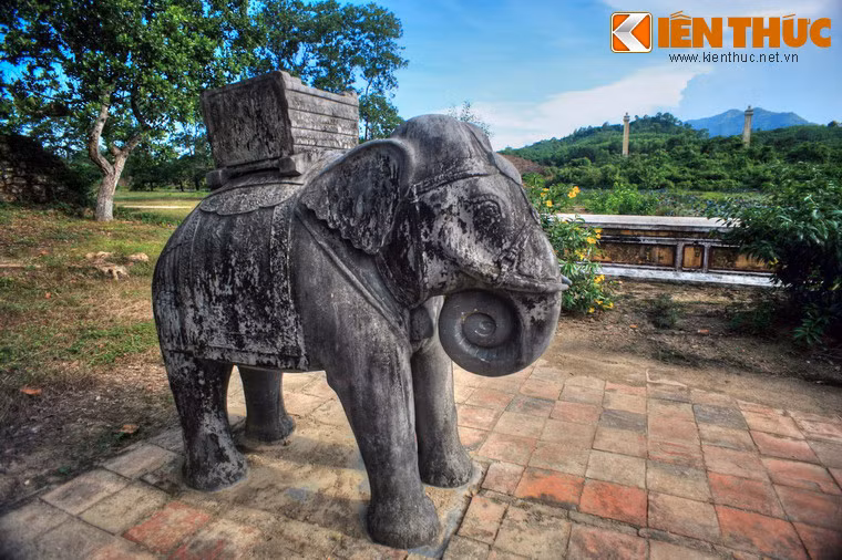 Sau một thời gian dài quan sát và tìm kiếm ở phía Nam kinh thành Huế, vua chọn khu vực Thiên Thọ Sơn để xây dựng lăng mộ của mình.