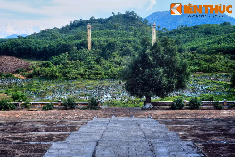 Theo thiết kế, trục chính lăng Gia Long hướng thẳng về đỉnh Đại Thiên Thọ.