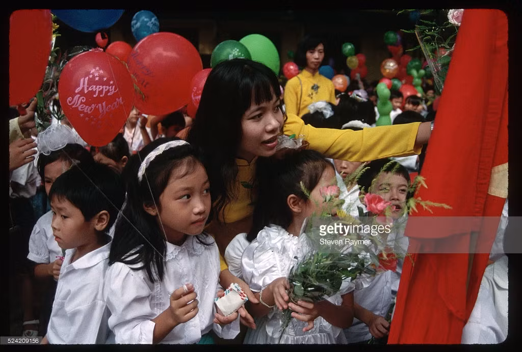 Khung cảnh tại buổi lễ khai giảng ở trường Tiểu học và THCS Trưng Vương ở Hà Nội, 5/9/1993.