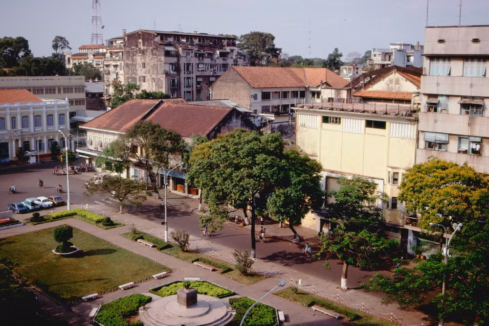 Đầu đường Nguyễn Huệ, gần UBND TP Hồ Chí Minh. Lúc này tượng đài Bác Hồ với thiếu nhi chưa được đặt trước tòa nhà UBND.
