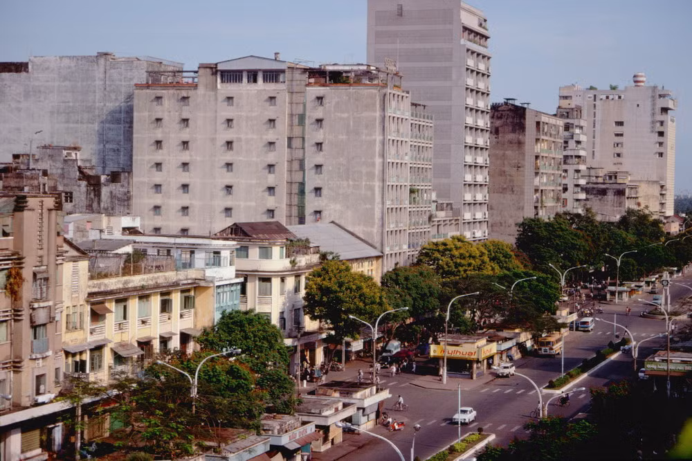 Đường Lê Lợi nhìn từ khách sạn REX.