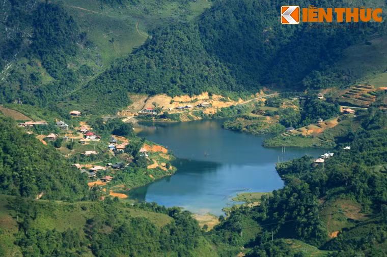 Năm 1954, nhằm chặn đứng tuyến tiếp vận này của Việt Minh, suốt 48 ngày đêm ròng rã tướng Pháp Christian de Castries đã cho máy bay oanh tạc đường số 6, trong đó đèo Pha Đin và ngã ba Cò Nòi là hai nơi hứng chịu nhiều nhất lượng bom đạn đổ xuống.