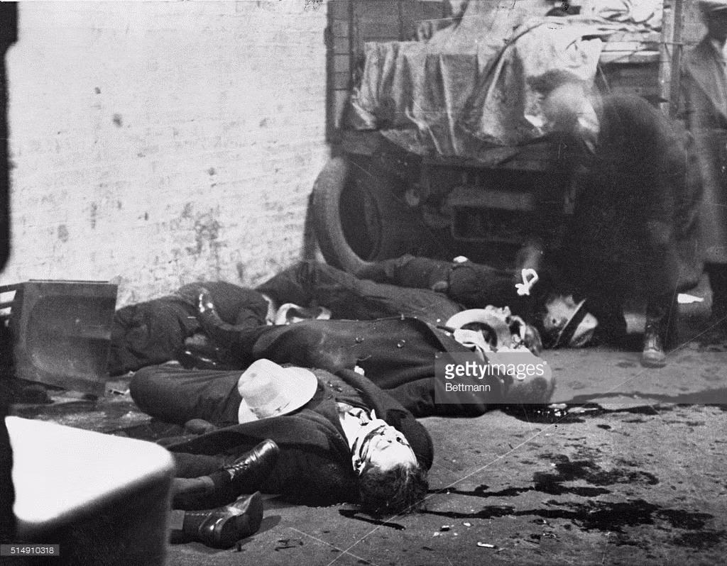 Trong 7 nạn nhân, có hai trợ thủ thân tín của Moran là Frank và Pete Gusenberg. Ảnh: Một điều tra viên khám xét tử thi.