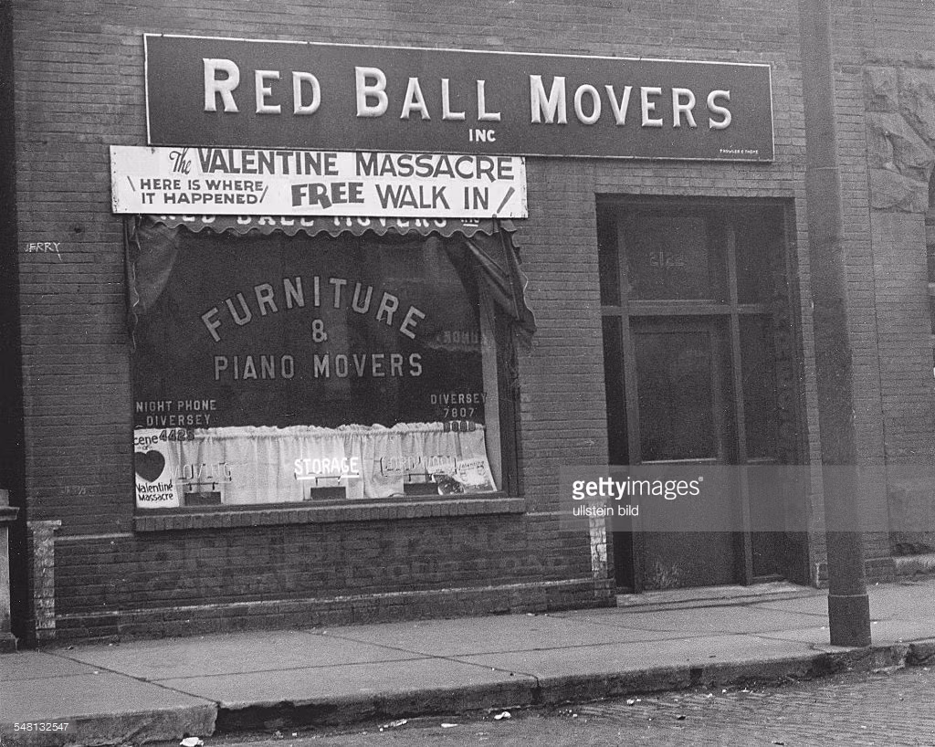 Ngày 14/2/1929, bốn người đàn ông ăn mặc như nhân viên cảnh sát đột nhập vào trụ sở của trùm mafia Bugs Moran tại khu Clark Street North ở Chicago. Họ ép bảy thành viên của băng Moran chống tay lên một bức tường và bắn chết tất cả bọn họ. Vụ việc này đi vào lịch sử nước Mỹ với tên gọi vụ thảm sát Ngày Thánh Valentine. Ảnh: Khu nhà xảy ra vụ thảm sát, chụp năm 1934.