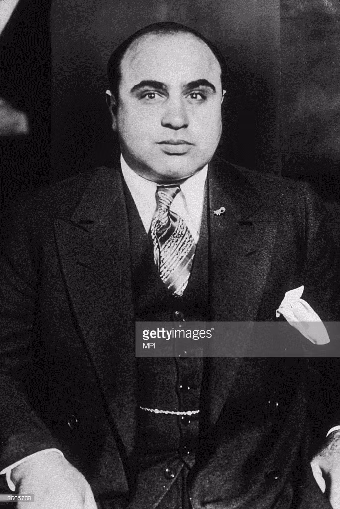 Đầu năm 1929, việc cái đầu của Capone bị đối phương đem ra treo thưởng với giá 50.000 USD là giọt nước cuối cùng làm tràn ly. Ông trùm này đã tức giận ra lệnh tiêu diệt băng đảng của Moran. Và những sát thủ khoác áo cảnh sát đã được điều đi thực hiện kế hoạch. Ảnh: Chân dung ông trùm Al Capone (1899 - 1947).