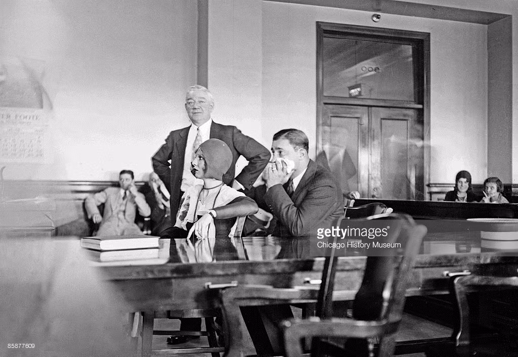 Dư âm của vụ thảm sát kinh hoàng kéo dài cho đến 7 năm sau đó. Vào đúng ngày Valentine năm 1936, Jack McGurn – một trong các sát thủ tham gia vụ thảm sát ngày Thánh Valentine đã bị giết trong một phòng chơi bowling đông người bằng một loạt súng máy. Ảnh: Jack McGurn và tình nhân tại phiên tòa ở Chicago sau vụ thảm sát.