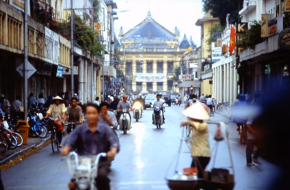 Trên phố Tràng Tiền.