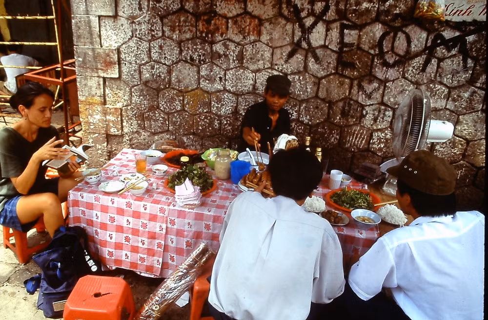 Quán bún chả vỉa hè ở phố Gầm Cầu.