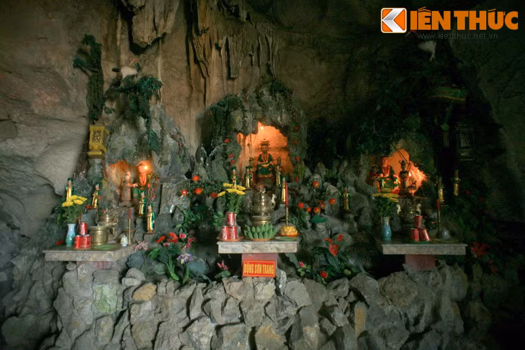 Các ban thờ của chùa nằm tại nhiều vị trí khác nhau trong hang động. Chính giữa thờ chư Phật, Bồ tát. Cung bên phải thờ vị anh hùng Trần Hưng Đạo, cung bên trái thờ Thánh Mẫu...