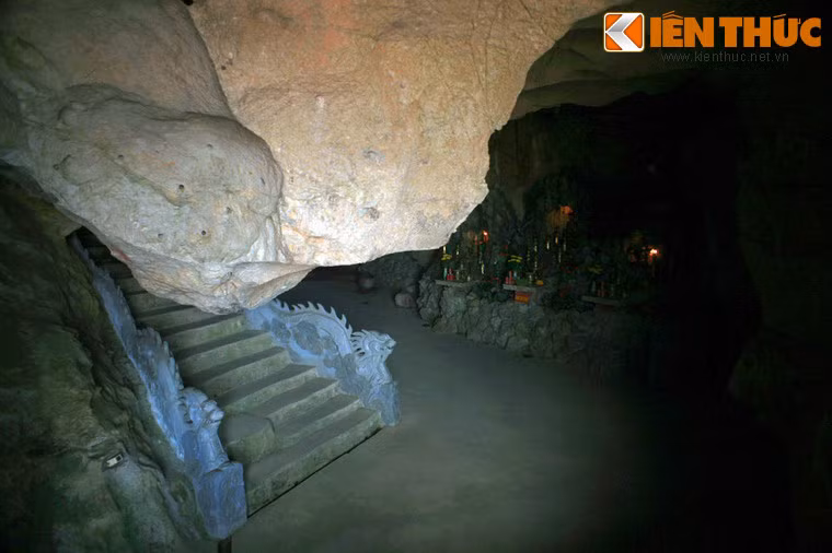 Trong động có nhiều thạch nhũ có hình dáng tiên ông, con voi hoặc con dơi bay.