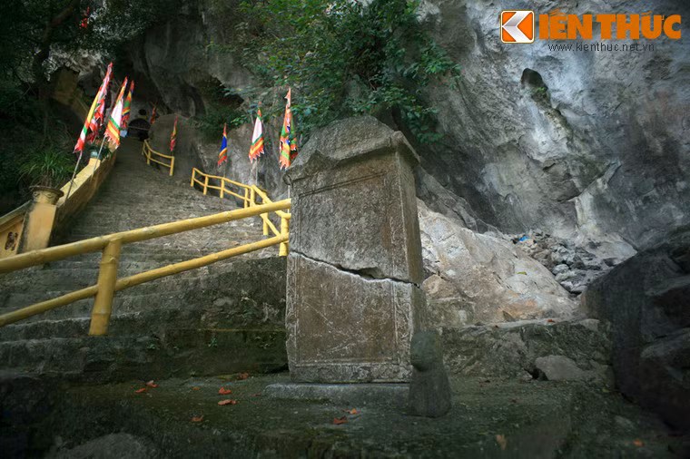 Nhiều tấm bia của các nhà văn, các danh nhân đã được tìm thấy ở ngôi chùa này.